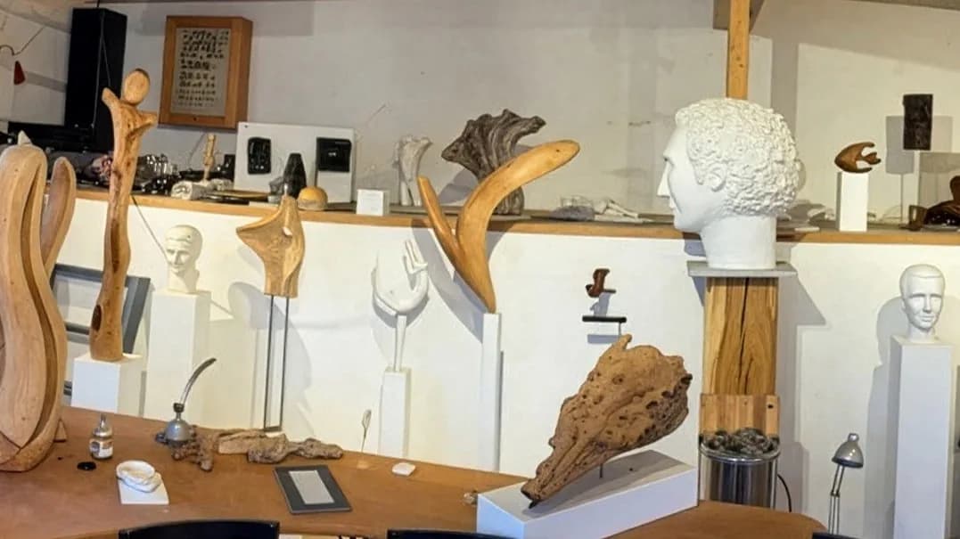 Bildhauer-Atelier mit Holz- und Gipsskulpturen — Aloys Kötter