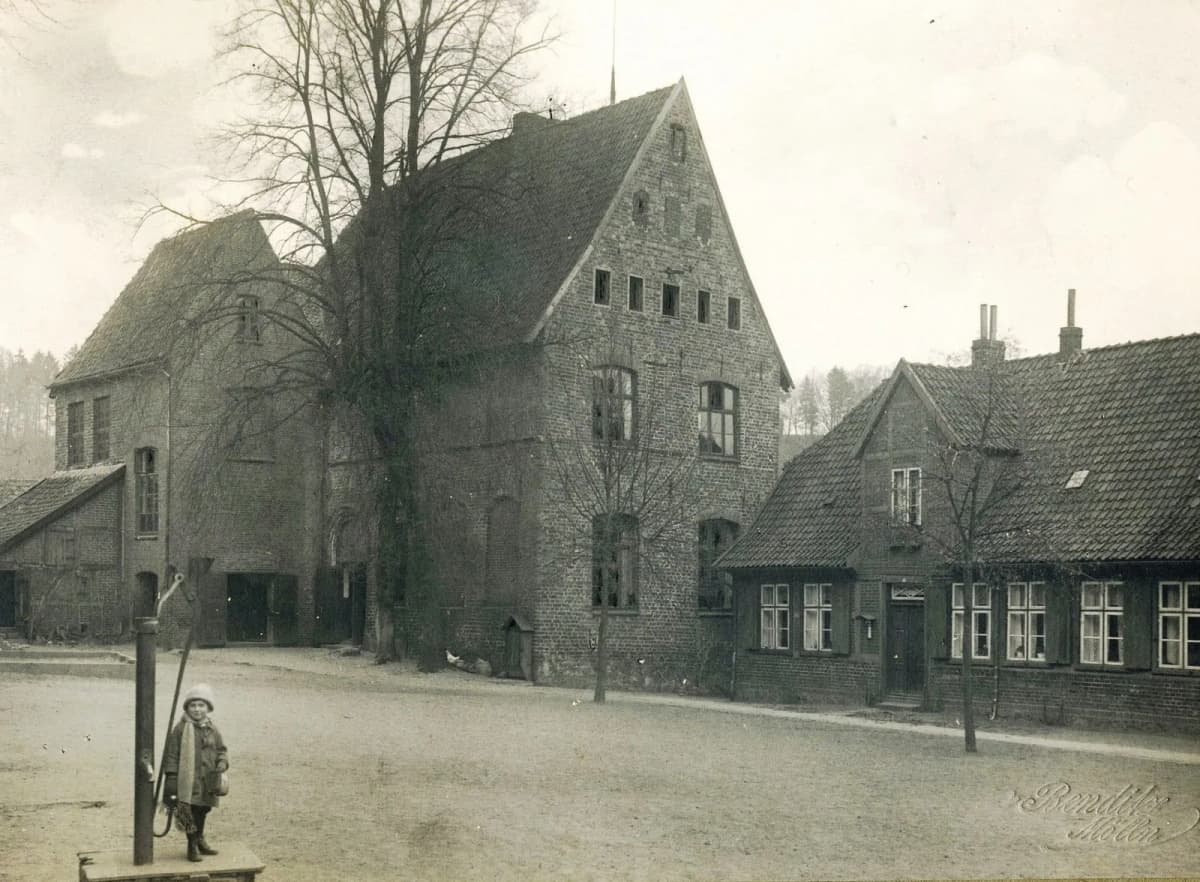 Schulgeschichte(n) mit Christian Lopau — Schulgebaeude Moelln 1924 (Bildarchiv Moelln)
