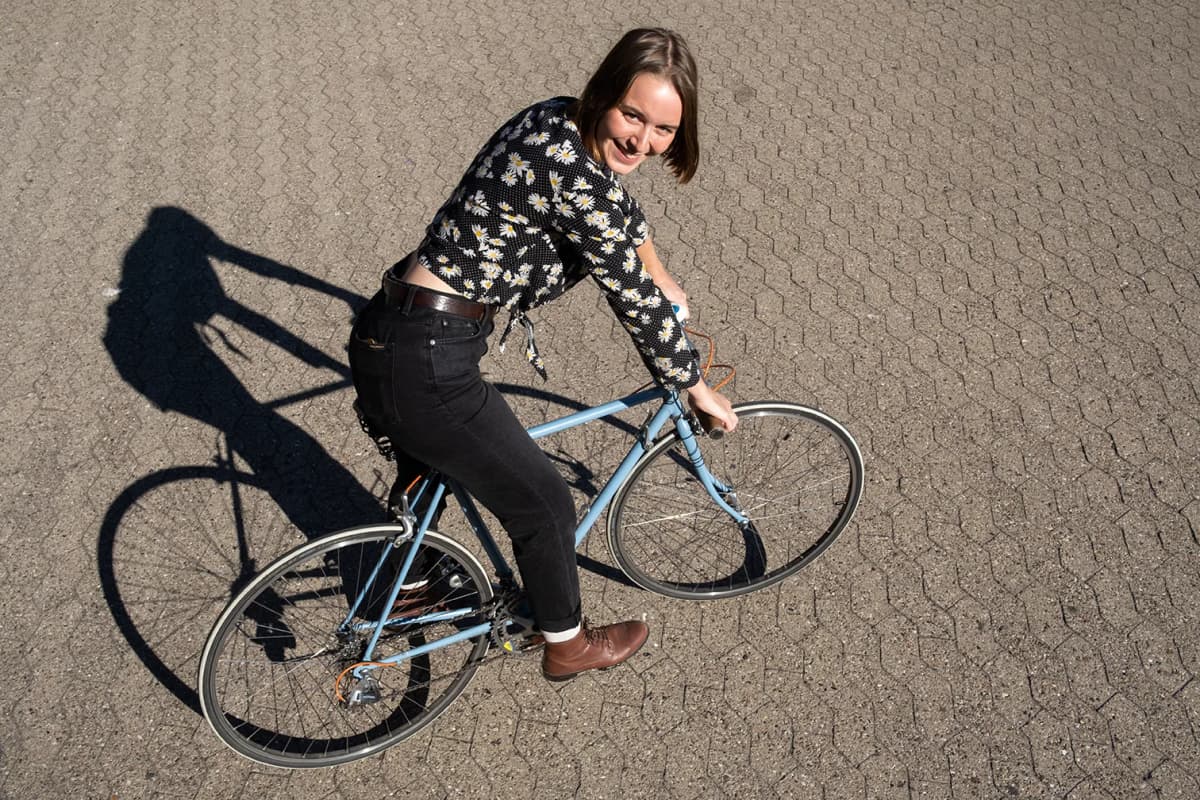 Die Slammerin Mona Harry nimmt am Fahrrad-Slam teil