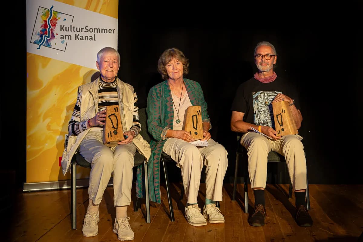 Die drei Preisträger:innen mit ihren Summertime-Trophäen beim Blauen Montag